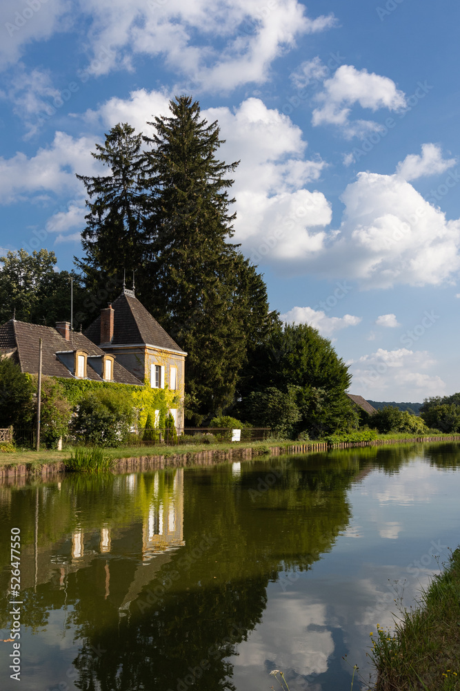 le long du canal du Centre vers Saint-Julien-sur-Dheune en bourgogne