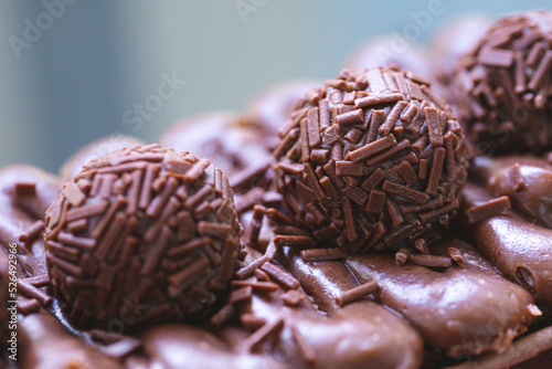 Bolo Caseirinho de brigadeiro. Bolo de chocolate com cobertura de chocolate e brigadeiros para enfeitar. Confeitaria, sobremesa, doce, chocolate e comida brasileira photo