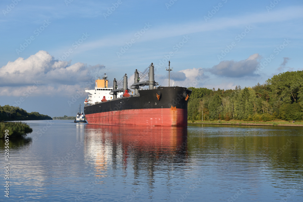 Massengutfrachter im Nord-Ostsee-Kanal Massengutfrachter im Nord-Ostsee-Kanal
