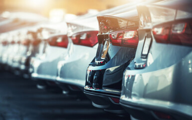 Fotobehang Voertuigen Nieuwe auto's bij autodealer parkeerterrein  © Tomasz Zajda