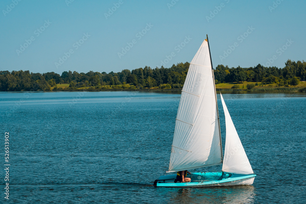 Obraz premium Sailing boat on a calm lake