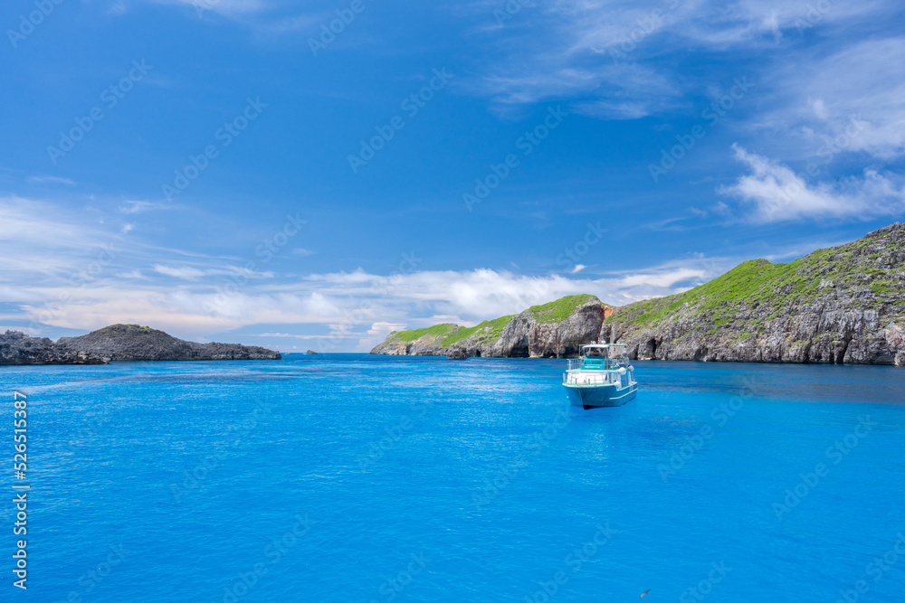 小笠原　南島の海に浮かぶダイビングボート