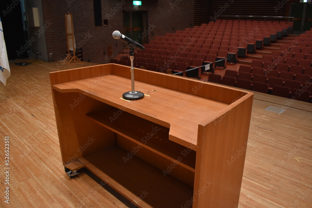 音楽ホール、芸術会館、式典、演台、登壇、マイク、客席、人前、司会 音楽ホール、芸術会館、式典、演台、登壇、マイク、客席、人前、司会