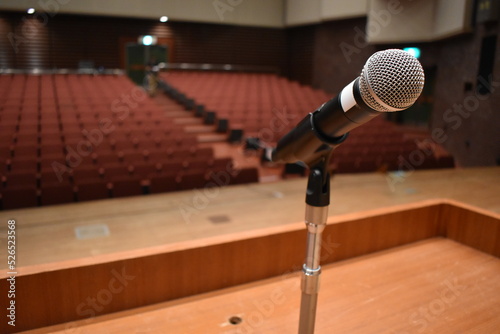 音楽ホール、芸術会館、式典、演台、登壇、マイク、客席