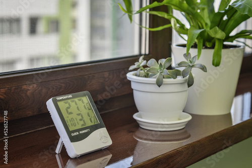 Foto Thermometer hygrometer measuring the optimum temperature and humidity in a house