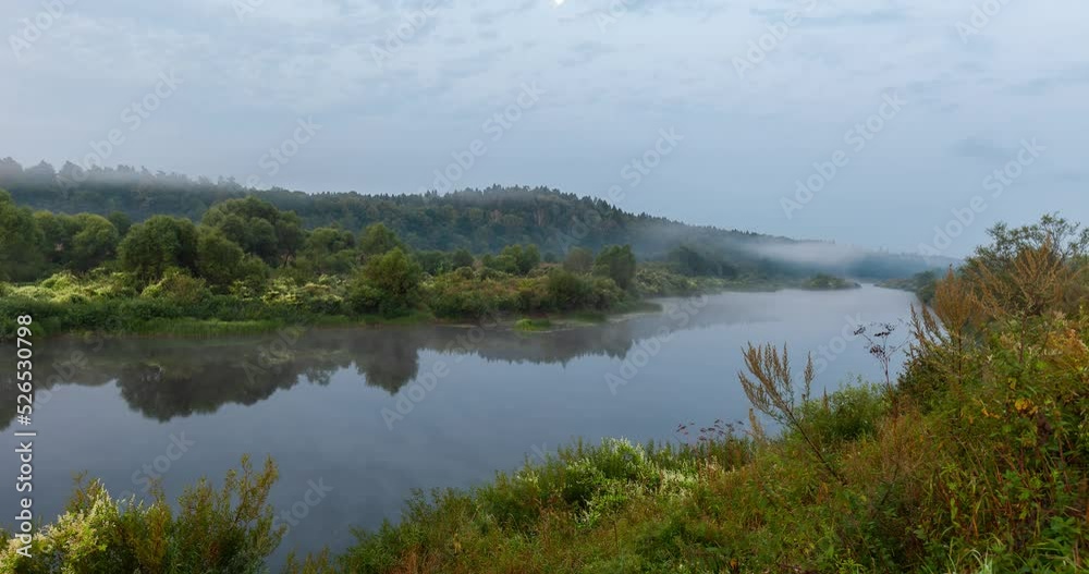 Zeitraffer Aufnahme uaf einen Fluss mit Nebel Zeitraffer Aufnahme uaf einen Fluss mit Nebel