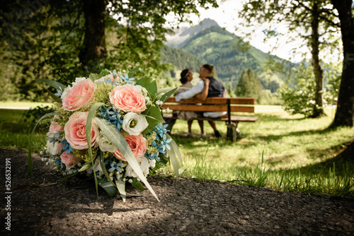 Heiraten, Bank, Hochzeit, Brautstrauss, Alpen, Berge, Tracht, Hochzeitsfotograf photo