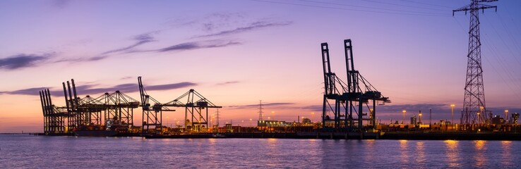 Tableau sur plexiglas Anvers Port mondial panoramique au coucher du soleil  © Anneke