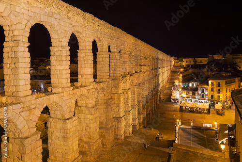 Obraz na płótnie Aqueduct of Segovia and Azoguejo Square at Night w salonie