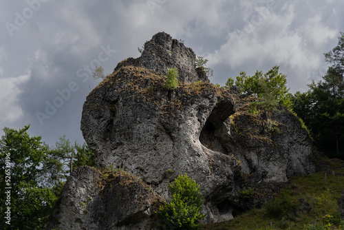 Typischer Fels aus Kalkstein in der Fränkischen Schweiz. 