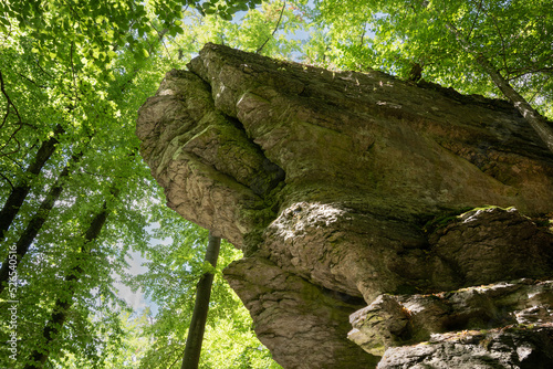 Beeindruckender Kalkstein Fels im Frankenjura, Fränkische Schweiz, Bayern.