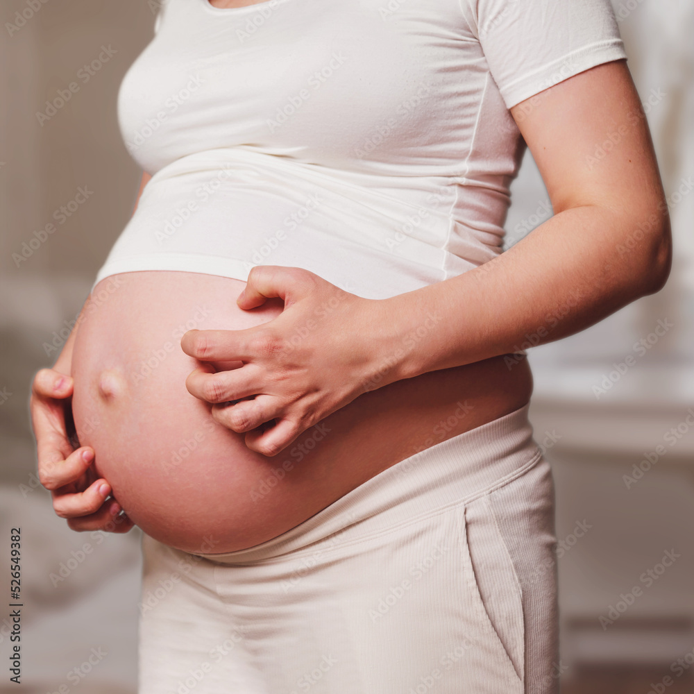 Pregnant woman belly itches, home living room Pregnant woman belly itches, home living room