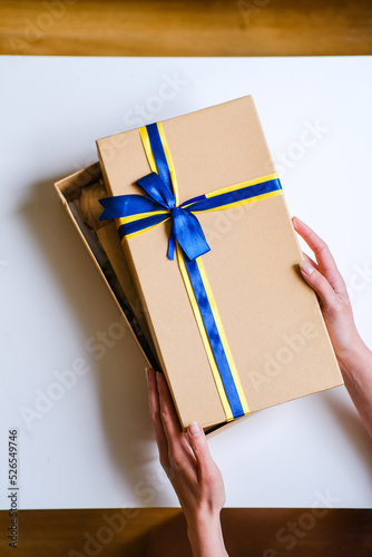 Obraz na plátně Large craft gift box with a blue-yellow ribbon