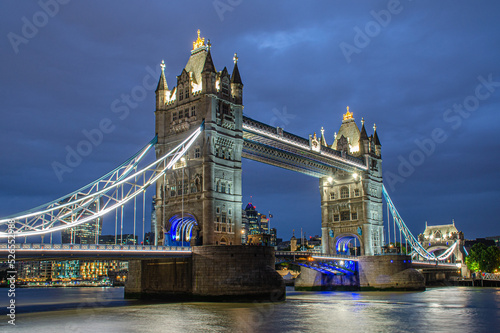 Tower Bridge in London zur Blauen Stunde am Abend