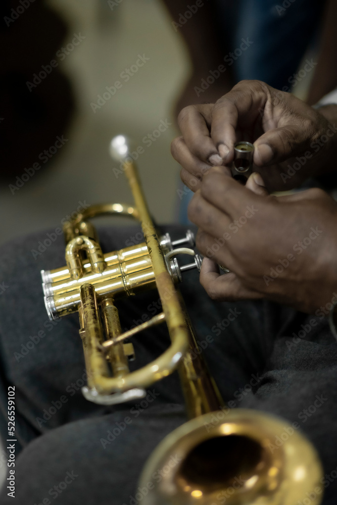 Obraz premium trompeta arreglando