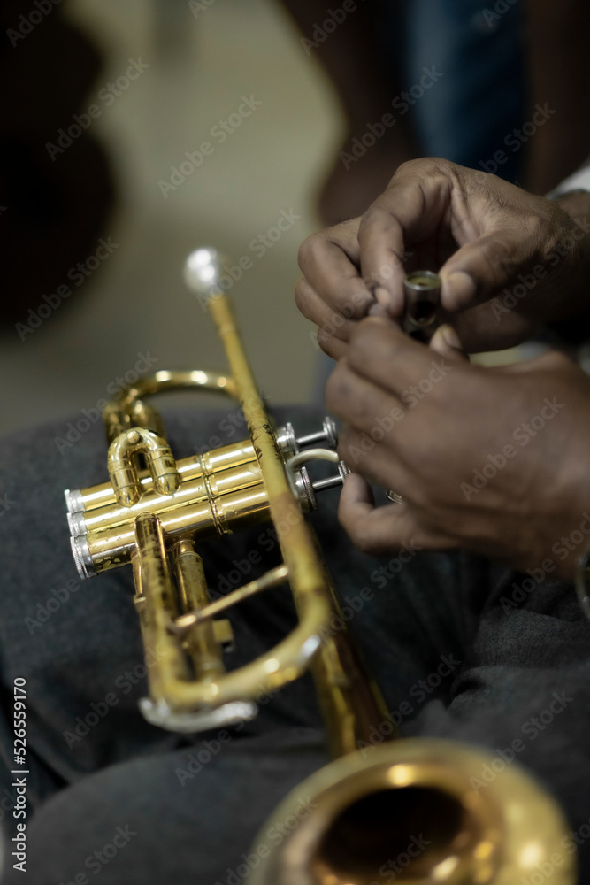 Obraz premium trompeta arreglando