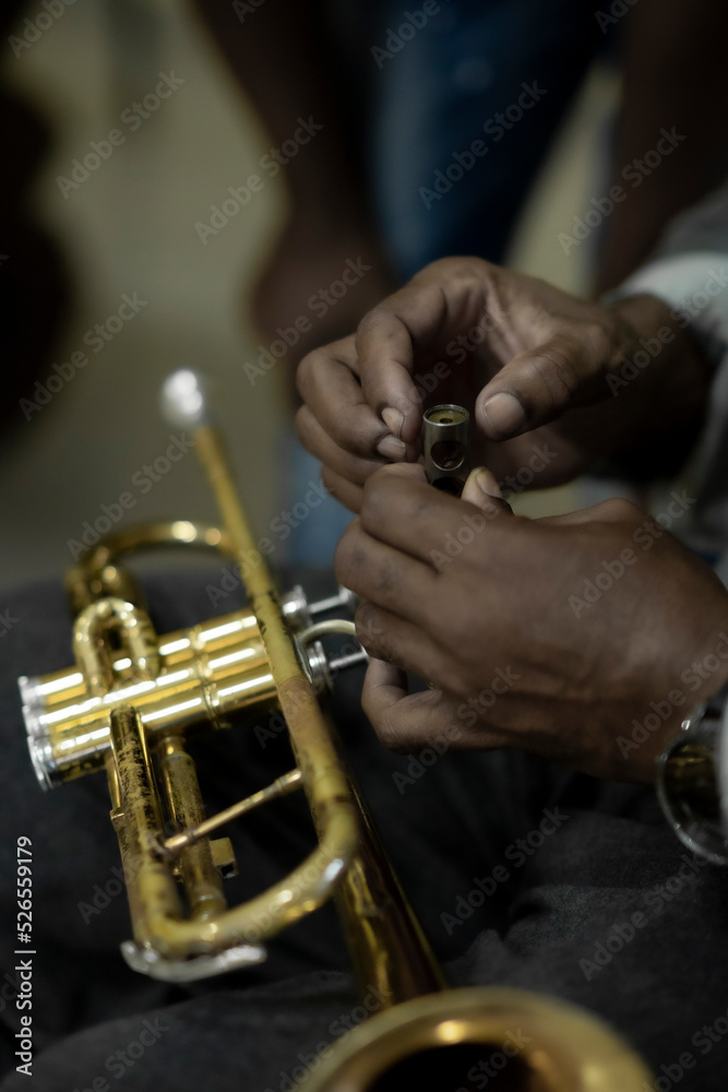 Obraz premium trompeta arreglando