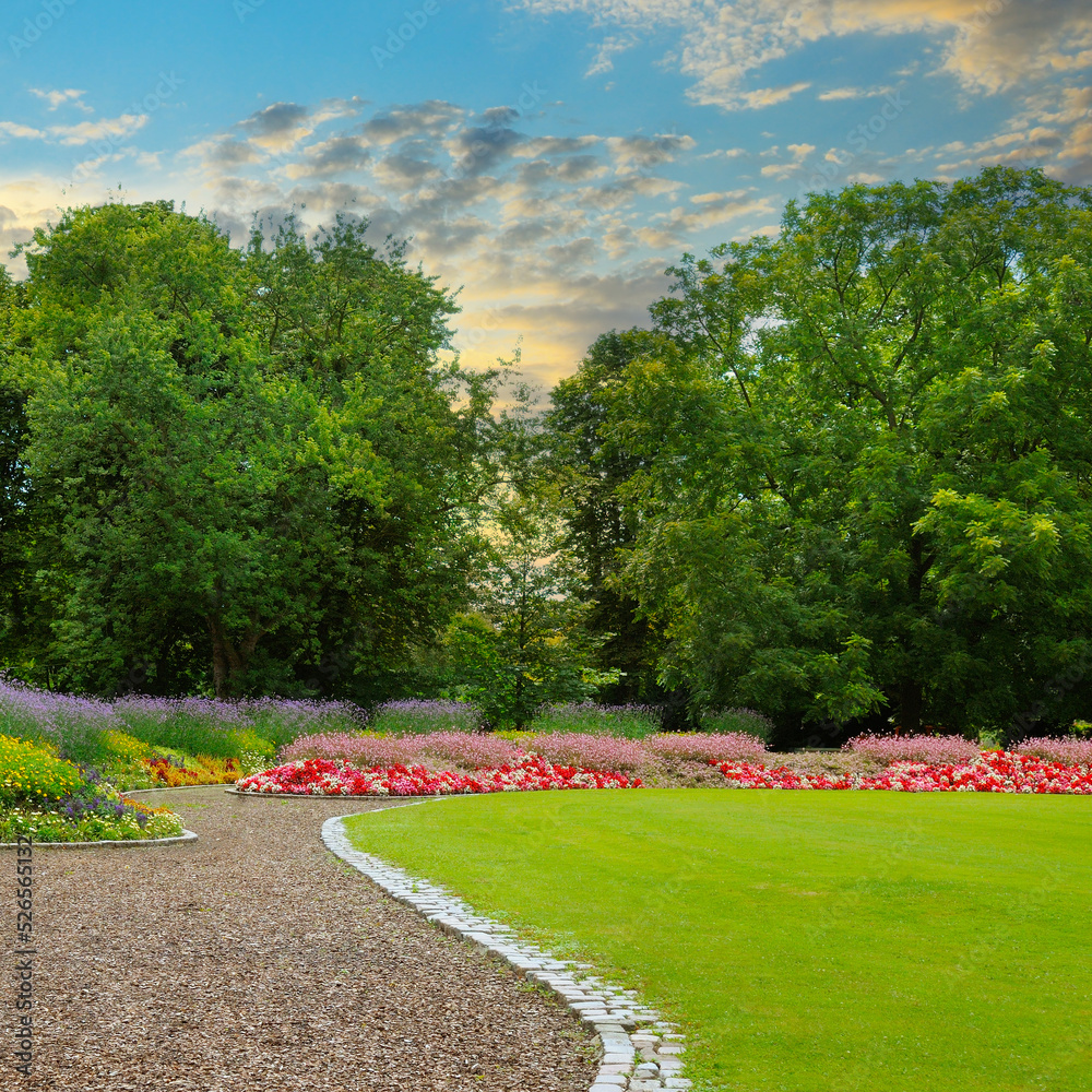 Obraz premium Lovely city garden with flower beds, lawns and paths.