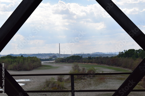 trockener Rhein am URmitzer Werth mit Kernkraftwerk Mülheim-Kärlich