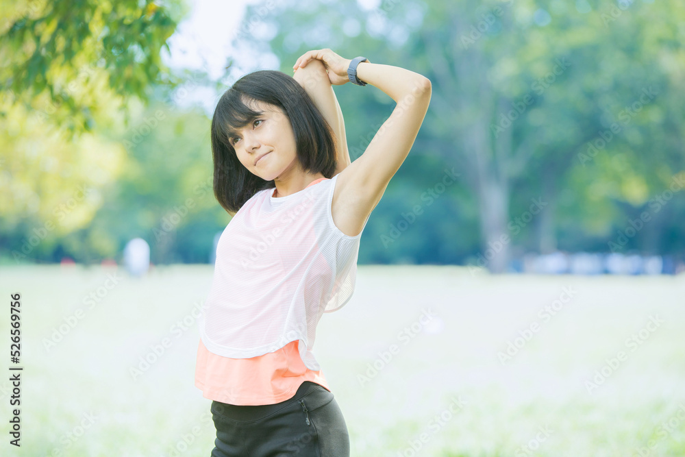 運動中に深呼吸をする女性 運動中に深呼吸をする女性