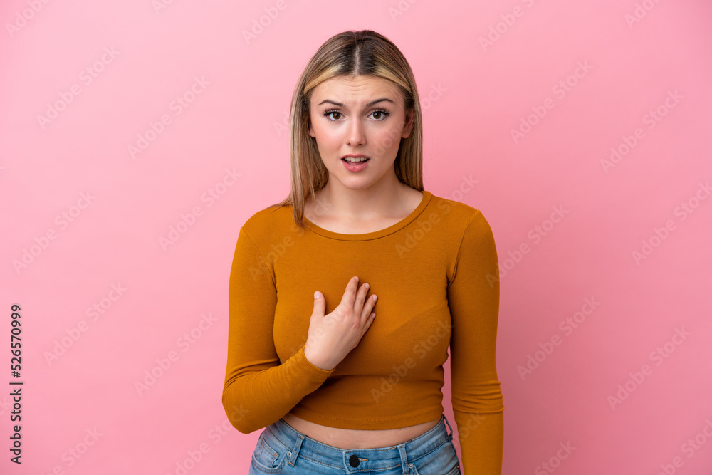 Obraz premium Young caucasian woman isolated on pink background pointing to oneself
