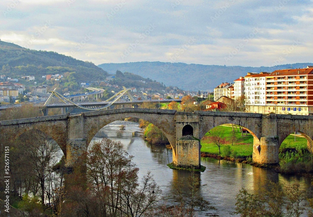 Puente romano sobre el río Miño en Ourense, Galicia