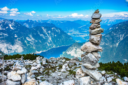 Fernblick vom Krippenstein auf den Hallstätter See mit Steinturm im Vordergrund