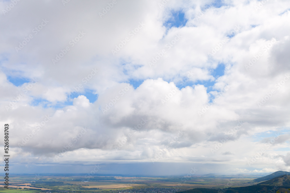 Obraz premium Cloudy sky over Belokurikha, Russia