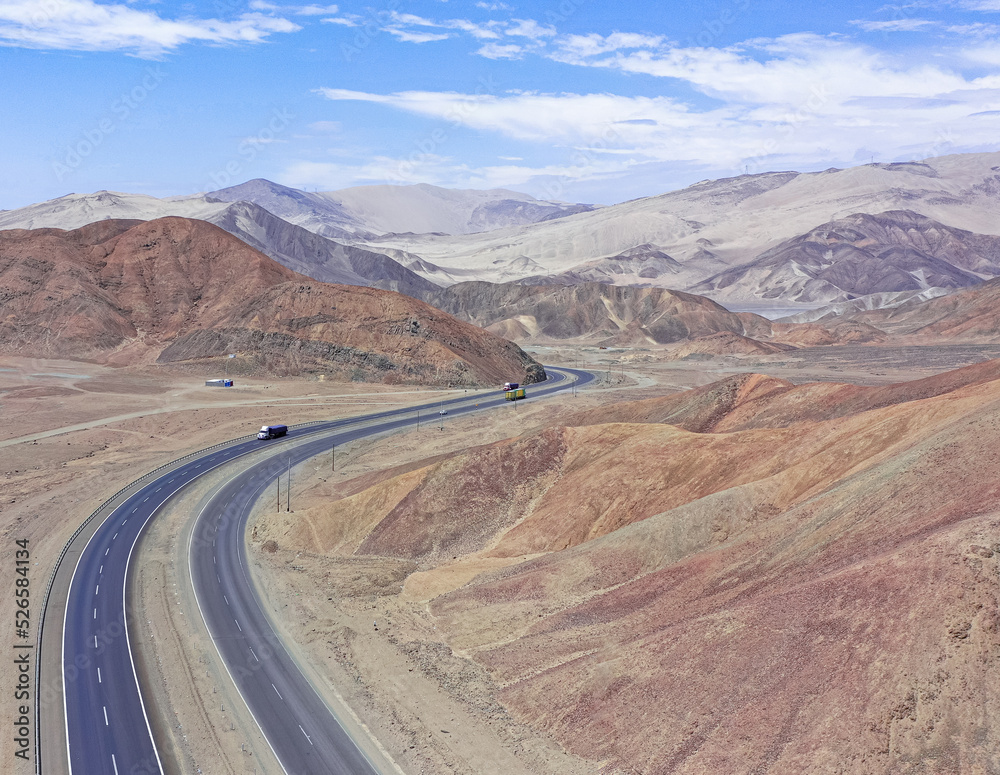 carretera sobre el desierto peruano