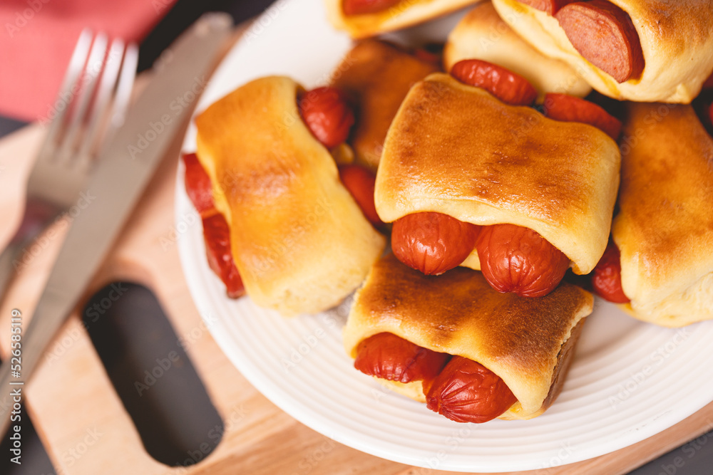 Cachorro-quente assado com massa de pão (hot dog sírio) ou