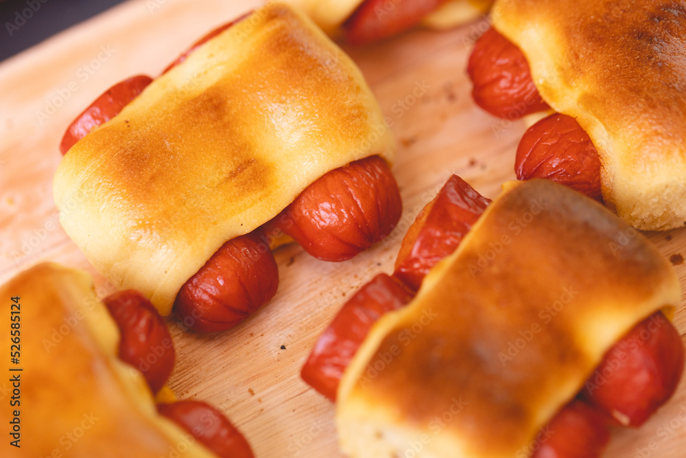 Cachorro-quente assado com massa de pão (hot dog sírio) ou