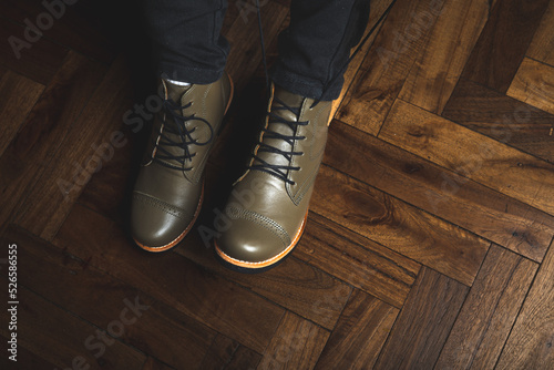 botas zapatos de cuero mujer con suela de goma photo