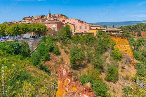 Roussillon Bergdorf mit den Ockerfelsen in der Provence Frankreich