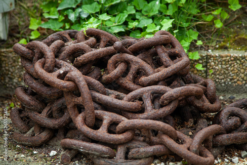 dicke rostige kette