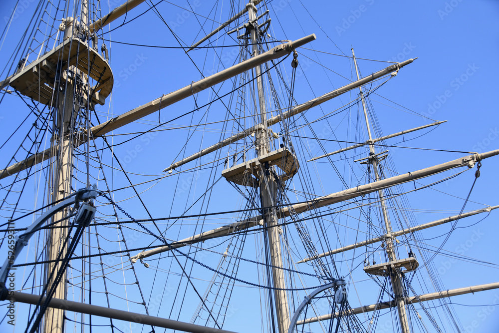 Ein Segelschiff mit 3 Masten ist ein Großsegler. Der Dreimaster wird häufig als Schulschiff oder touristischen Zwecken genutzt. Ein Segelschiff mit 3 Masten ist ein Großsegler. Der Dreimaster wird häufig als Schulschiff oder touristischen Zwecken genutzt.