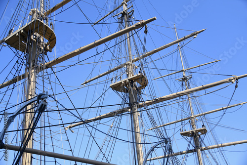 Ein Segelschiff mit 3 Masten ist ein Großsegler. Der Dreimaster wird häufig als Schulschiff oder touristischen Zwecken genutzt. 