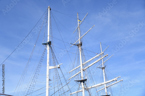 Ein Segelschiff mit drei Masten ist ein Großsegler. Der Dreimaster wird häufig als Schulschiff oder touristischen Zwecken  genutzt.  photo