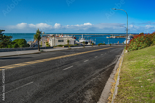 subida de asfalto sobre ciudad costera  photo