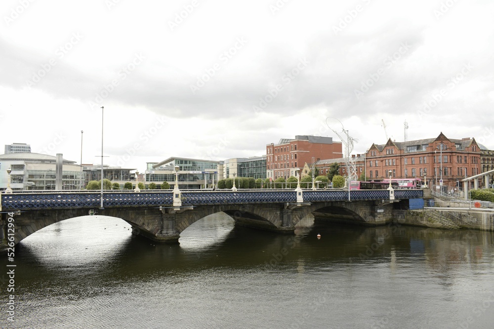 Obraz premium queen's bridge over lagan river 