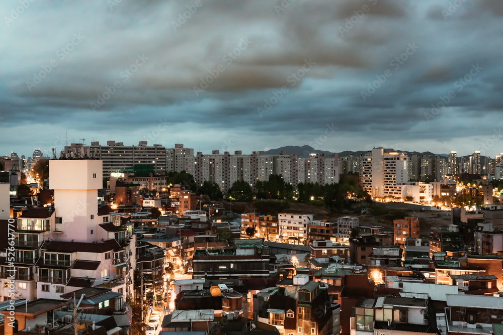 Obraz premium Building architecture of Seoul Itaewon South Korea city skyline on a blue cloudy evening
