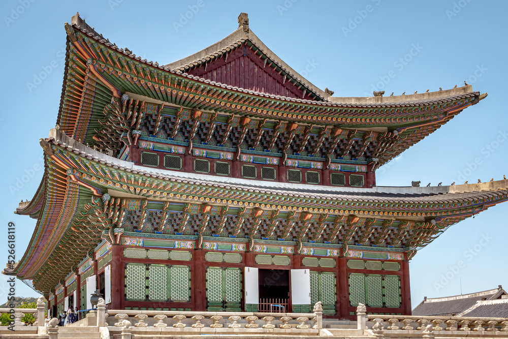 Obraz premium Colorful traditional wood Korean architecture temple kings throne room building main hall at Gyeongbokgung Palace in Seoul South Korea