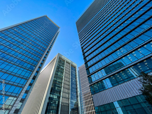 快晴の晴天の中、近代的ビルが林立するオフィス街 © Shin Iida