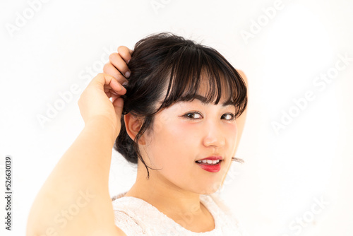 髪を整える若い女性