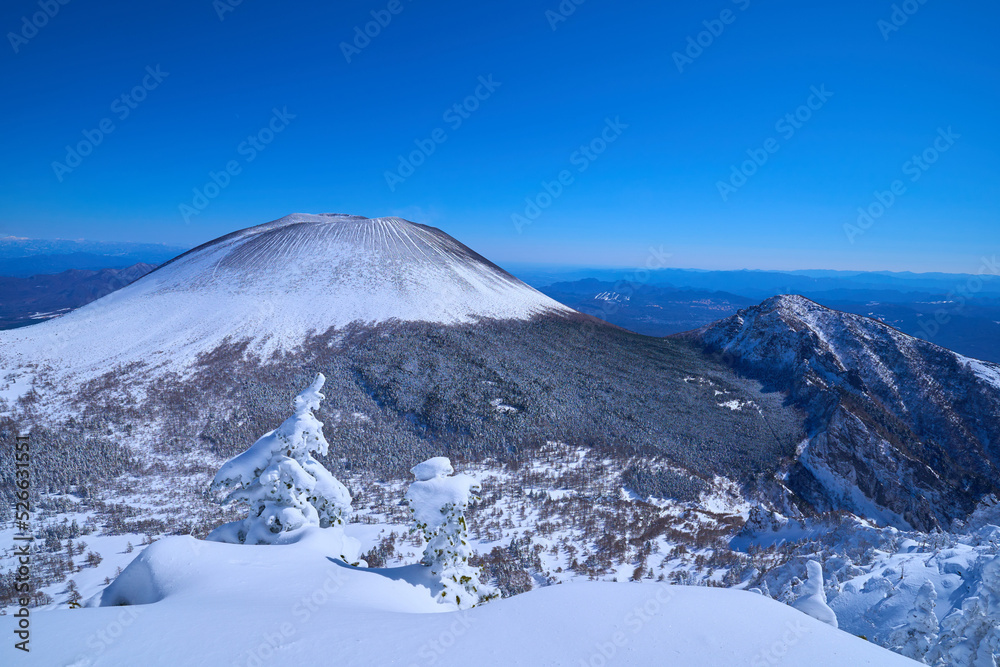 冬の長野県と群馬県の県境にある浅間山を黒斑山(くろふやま)山頂から眺める