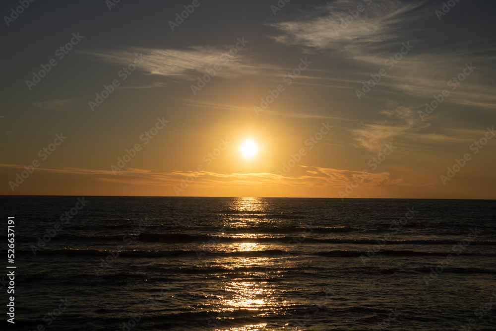夕陽に輝く海
