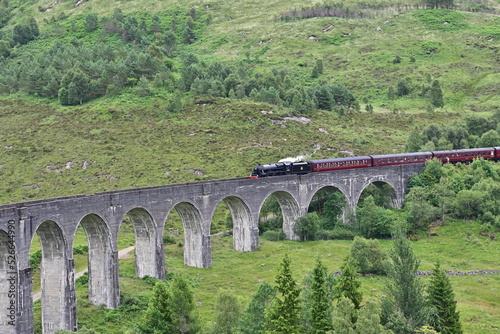 Hogwarts Express (Jacobite Steam Train) fährt über das Eisenbahn-Viadukt Glenfinnan Viaduct Harry Potter Brücke, Glennfinnan, Highlands, Schottland
