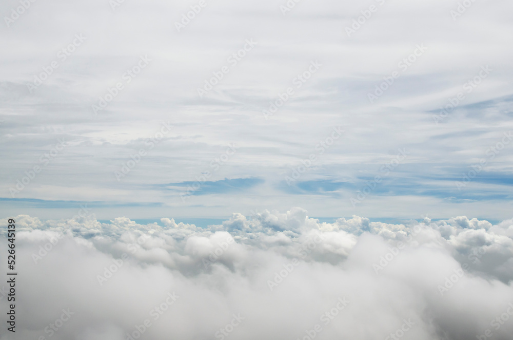 vista volando arriba de las nubes