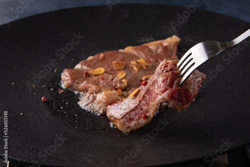 牛ロースステーキ 持ち上げ beef loin steak