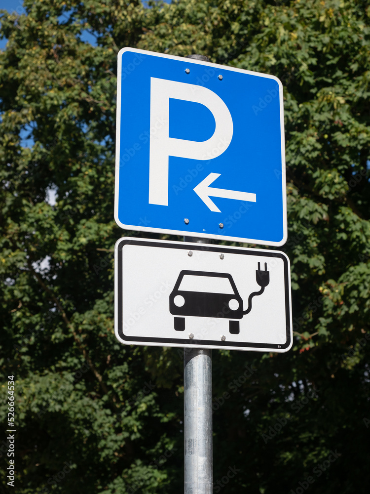 Beschilderung - Parkplatz und Aufladestation für E-Auto Beschilderung - Parkplatz und Aufladestation für E-Auto
