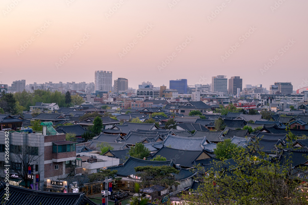 Fototapeta premium city skyline at sunset